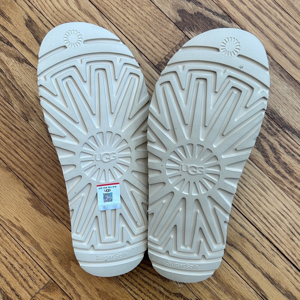 UGG Sandals Goldenstar Platform Slide - Picture 4 of 6